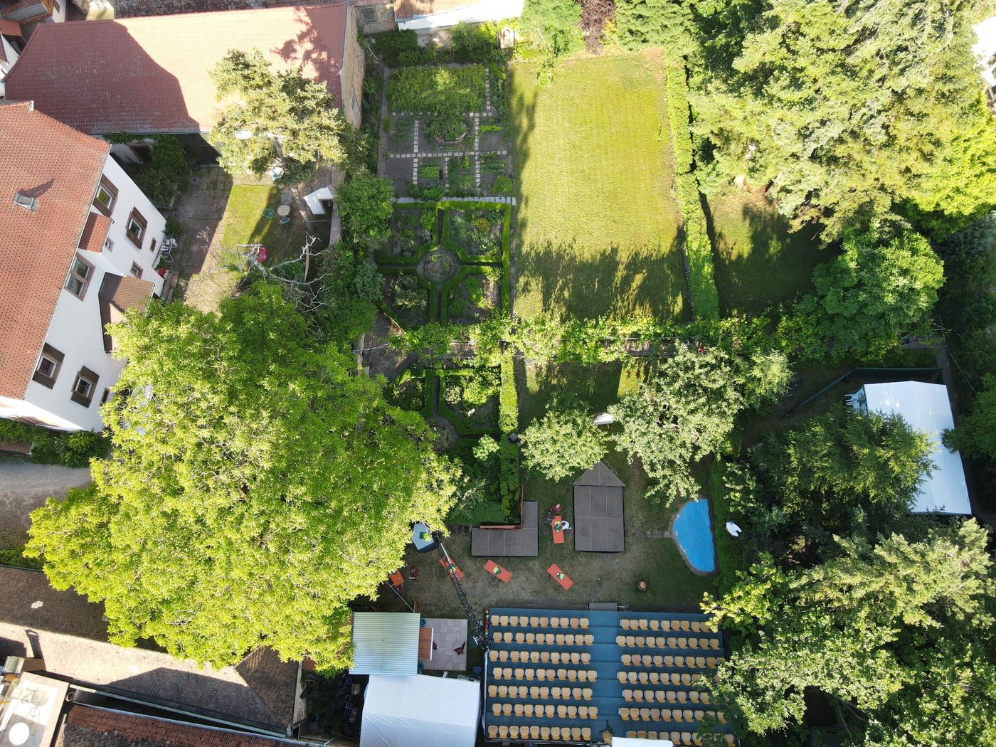 Der Pfarrgarten senkrecht von oben: Buchsgarten, Wiese, Bühne und Tribüne
